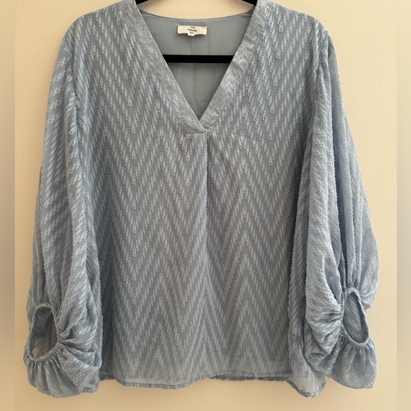 entro Tops - Entro Women’s Chevron Textured Blouse Size Large Blue V Neck Boutique